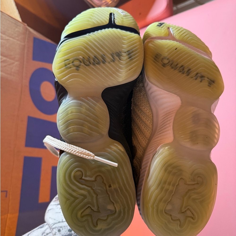 LeBron Equality Basketball shoes - Picture 3 of 4